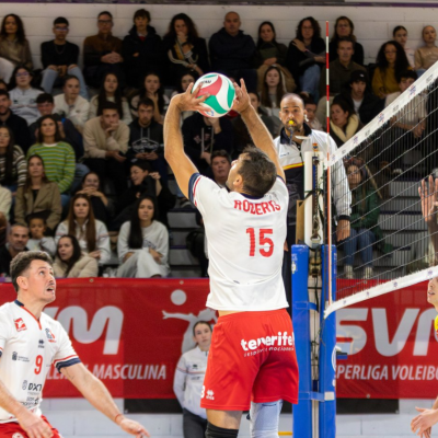 Nacho Roberts colocando un balón (CEDIDA)