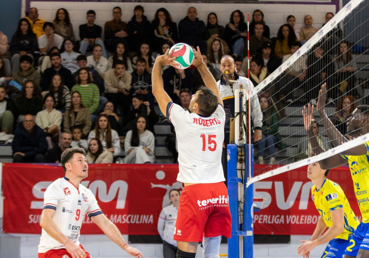 Nacho Roberts colocando un balón (CEDIDA)