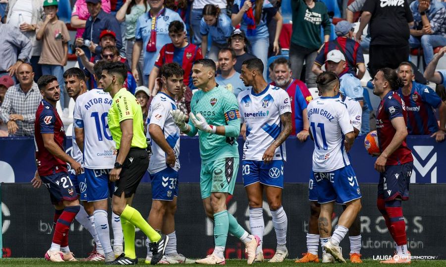 Protestas al árbitro durante el Levante - Tenerife (La Liga)