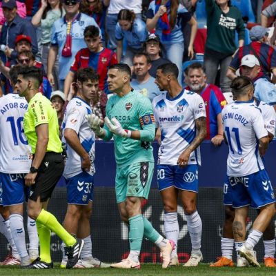 Protestas al árbitro durante el Levante - Tenerife (La Liga)