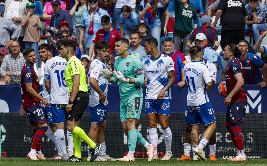 Protestas al árbitro durante el Levante - Tenerife (La Liga)