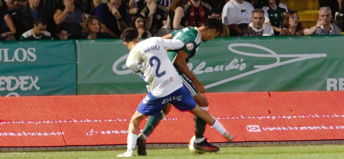 David Rodríguez pugna por el balón (CP Cacereño)