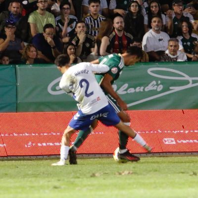 David Rodríguez pugna por el balón (CP Cacereño)