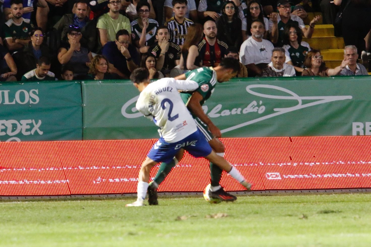 David Rodríguez pugna por el balón (CP Cacereño)