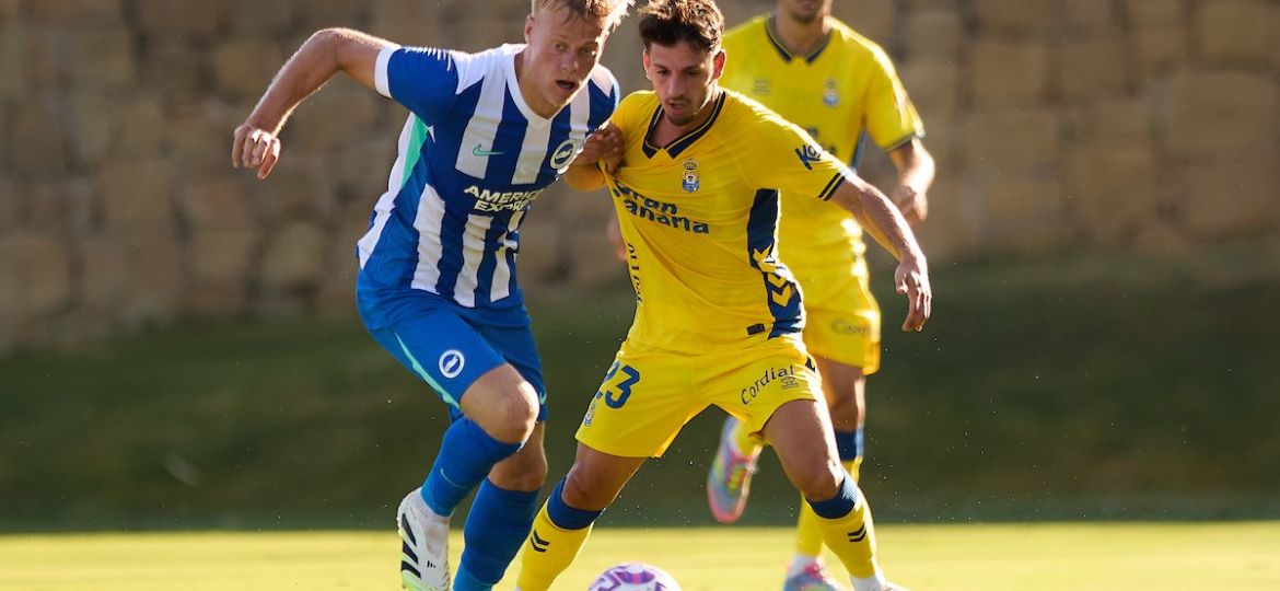 Pugna por el balón en el amistoso entre los amarillos y el Brighton (UD Las Palmas)