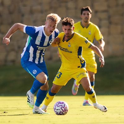 Pugna por el balón en el amistoso entre los amarillos y el Brighton (UD Las Palmas)