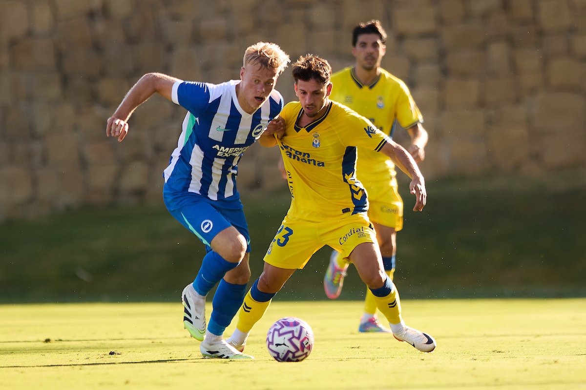 Pugna por el balón en el amistoso entre los amarillos y el Brighton (UD Las Palmas)