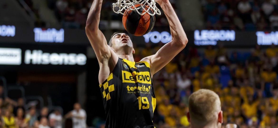 Un mate de Gio Shermadini ante Bilbao Basket (ACB MEDIA)