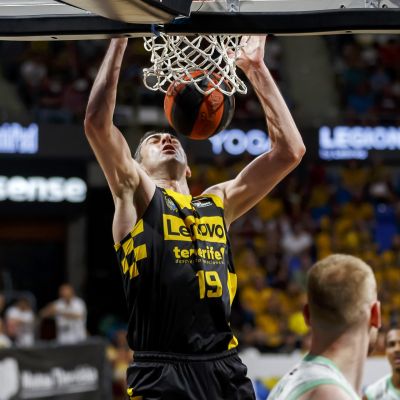 Un mate de Gio Shermadini ante Bilbao Basket (ACB MEDIA)