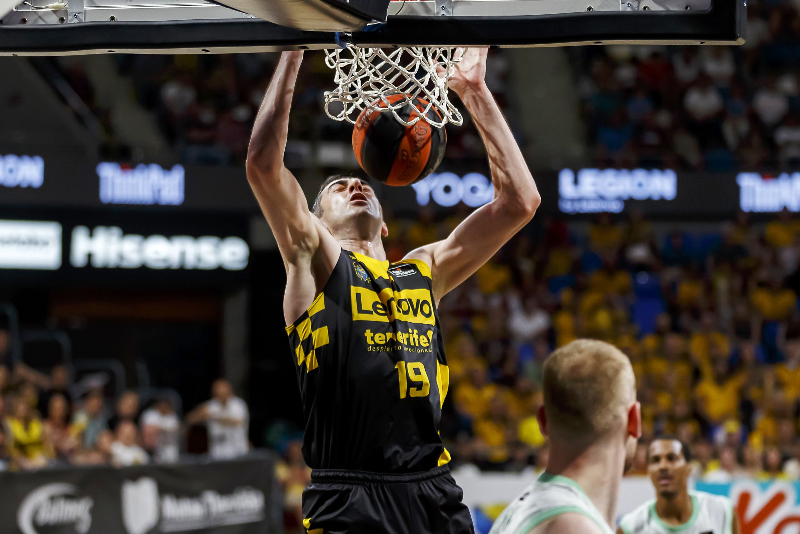 Un mate de Gio Shermadini ante Bilbao Basket (ACB MEDIA)