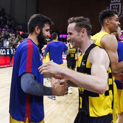 Ricky Rubio y Marcelinho Huertas se saludan tras un partido (ACB Media / Emilio Cobos)
