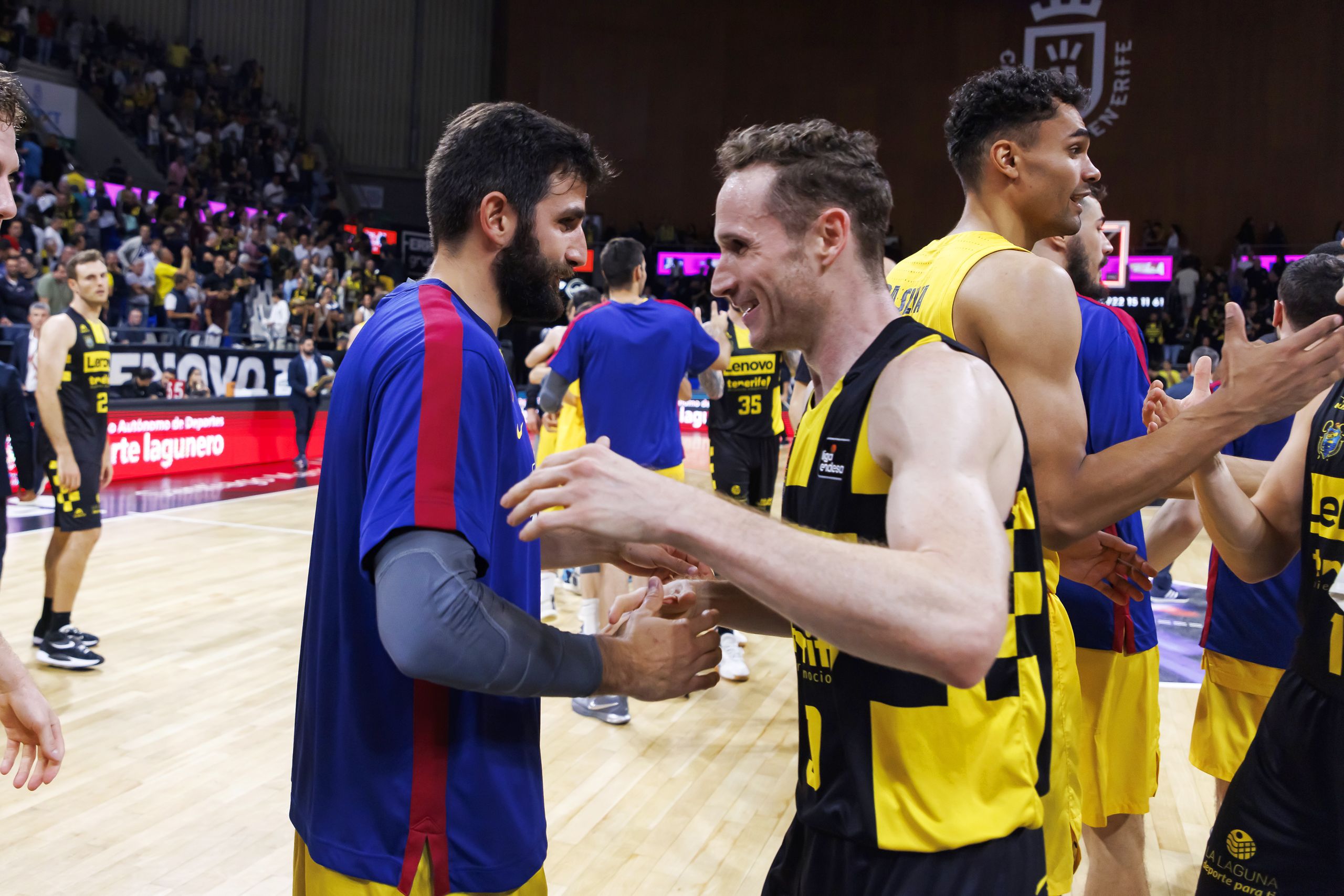 Ricky Rubio y Marcelinho Huertas se saludan tras un partido (ACB Media / Emilio Cobos)