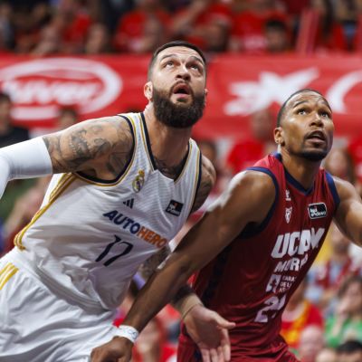 Yannis Morin peleando por un rebote con Vicent Poirier (ACB Media / S. Gordon)