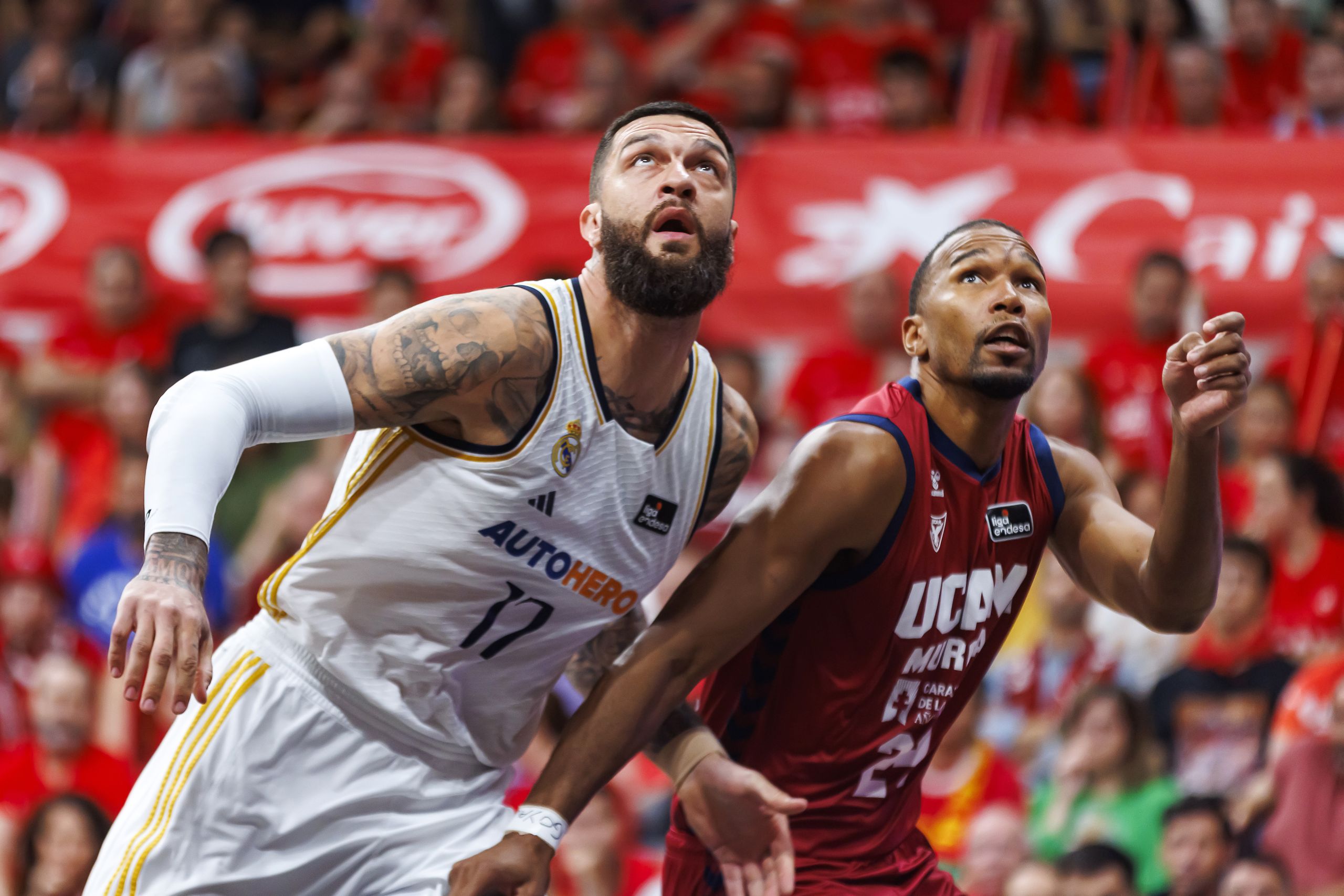 Yannis Morin peleando por un rebote con Vicent Poirier (ACB Media / S. Gordon)