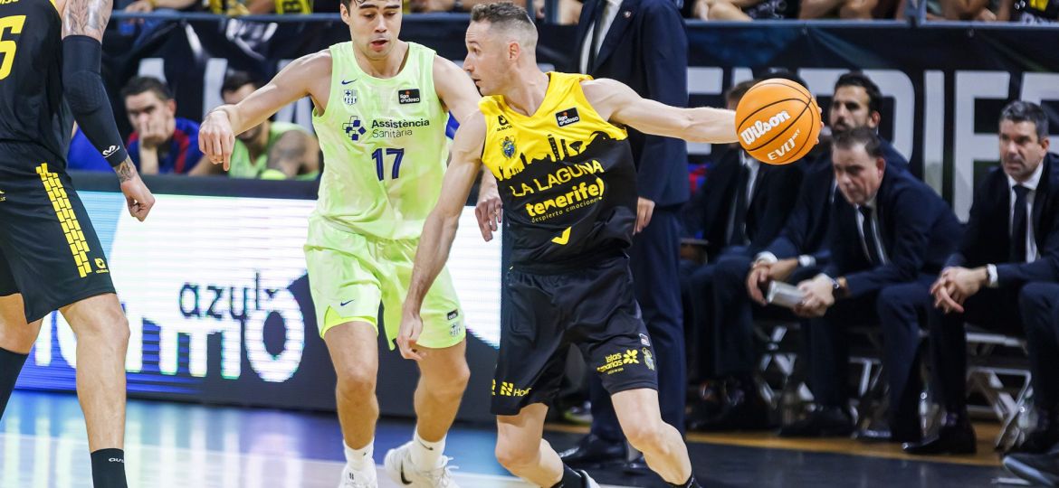 Marcelinho Huertas frente a Juan Núñez en el último enfrentamiento entre aurinegros y azulgranas (ACB Media / Emilio Cobos)