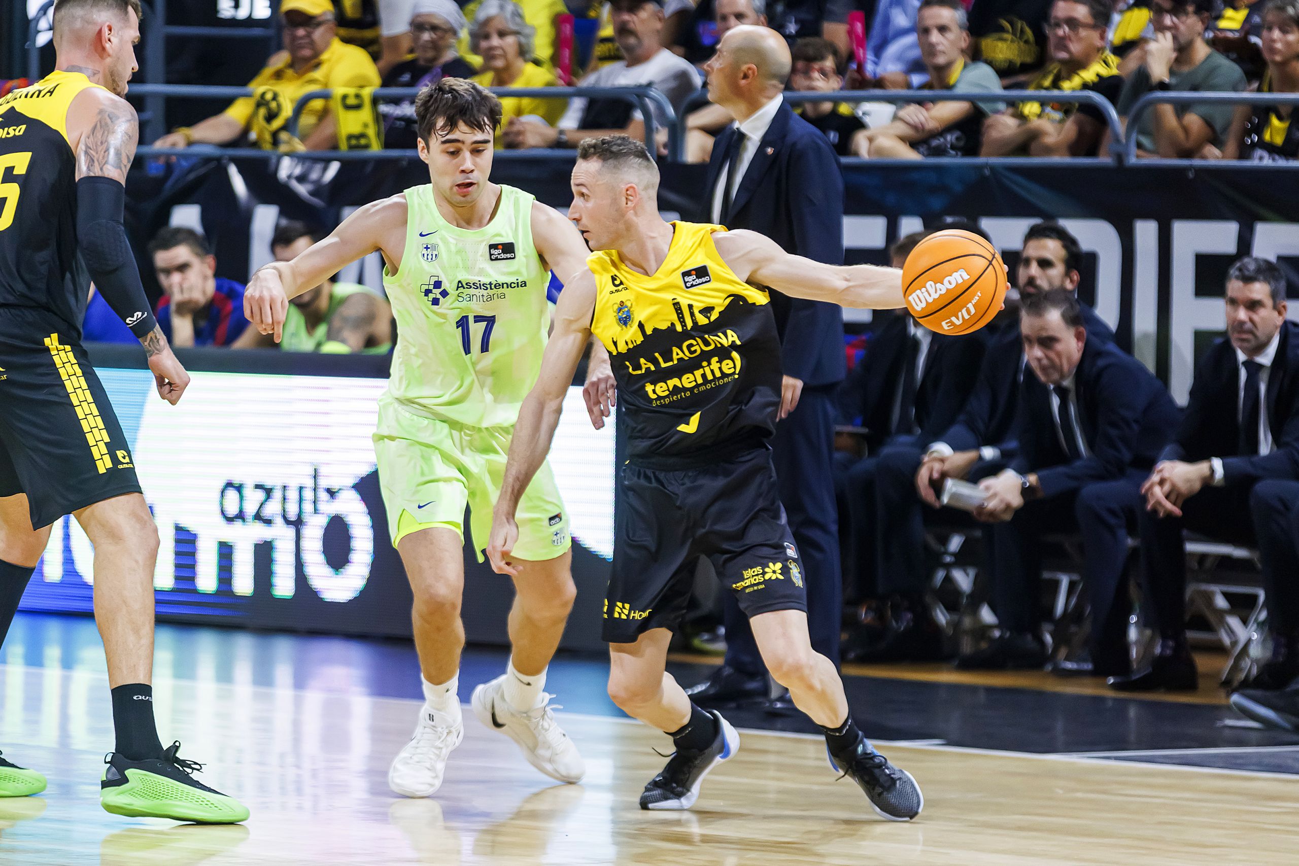 Marcelinho Huertas frente a Juan Núñez en el último enfrentamiento entre aurinegros y azulgranas (ACB Media / Emilio Cobos)