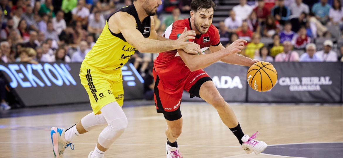 Lluís Costa defiende una jugada (Fermín Rodríguez)