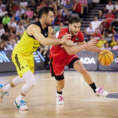 Lluís Costa defiende una jugada (Fermín Rodríguez)
