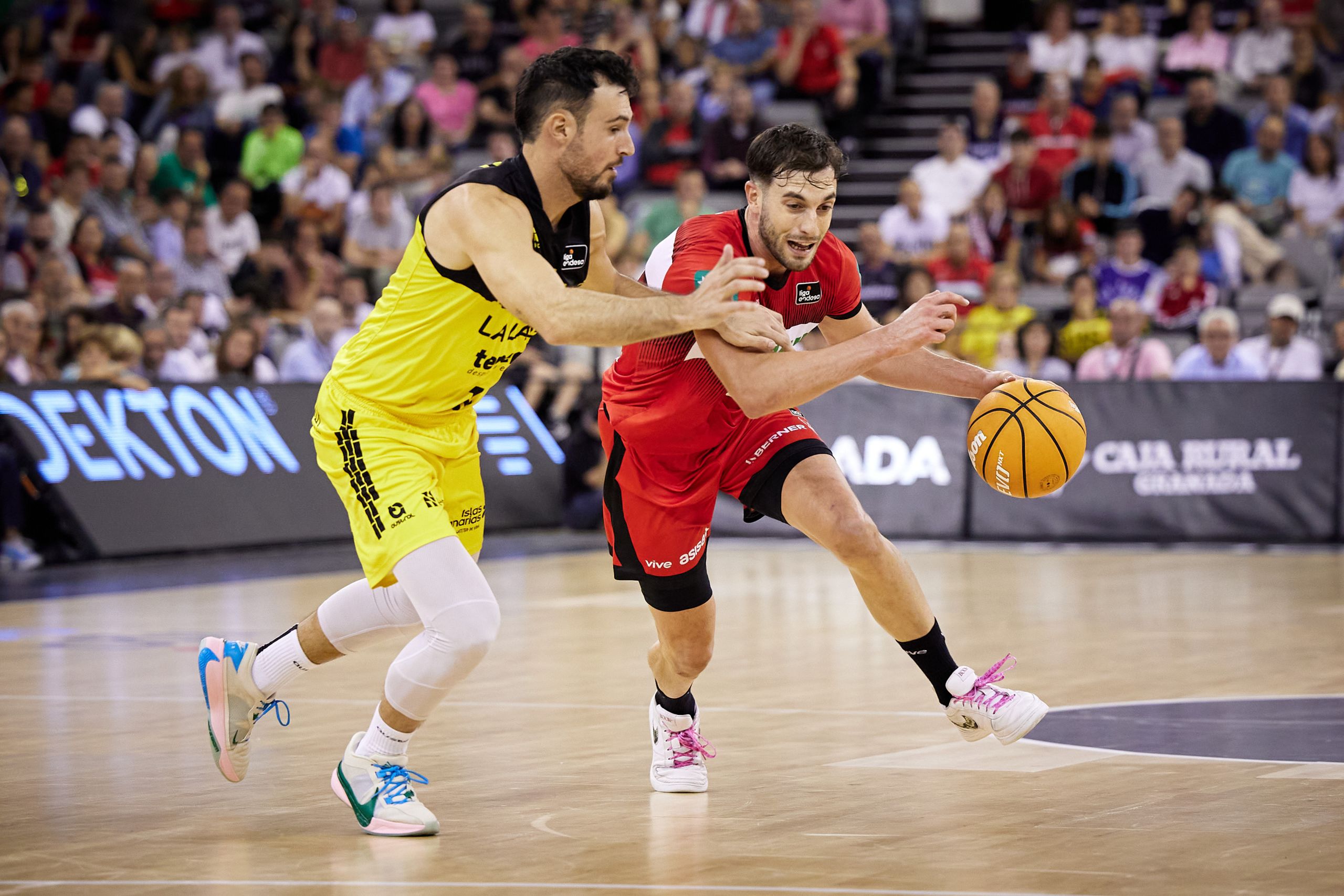 Lluís Costa defiende una jugada (Fermín Rodríguez)