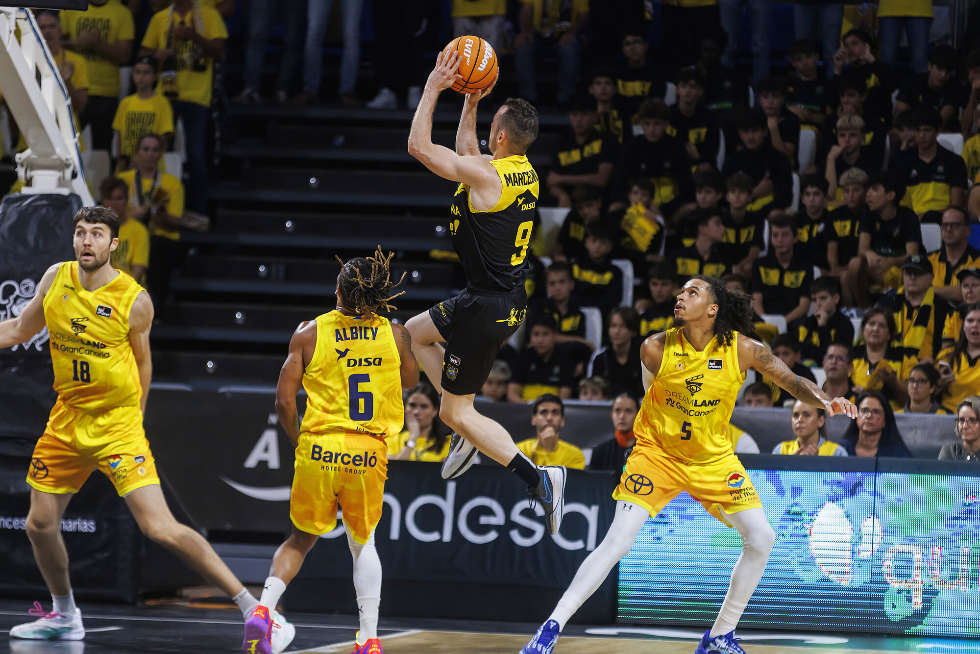 Marcelinho Huertas durante el derbi (ACB PHOTO)