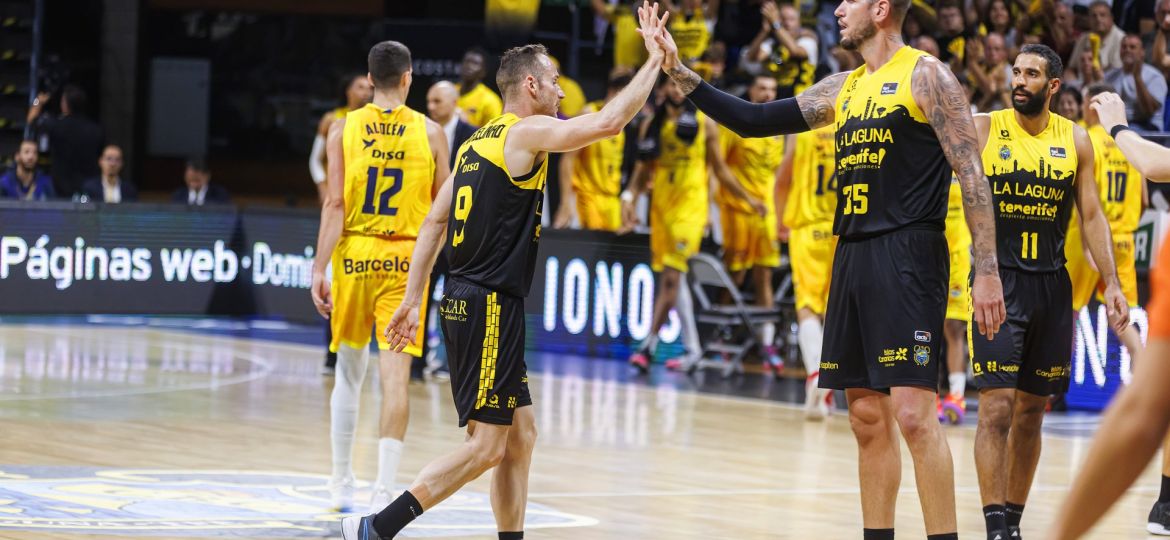Marcelinho Huertas y Fran Guerra se felicitan en el derbi canario (ACB Media / Emilio Cobos)