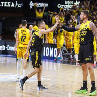 Marcelinho Huertas y Fran Guerra se felicitan en el derbi canario (ACB Media / Emilio Cobos)