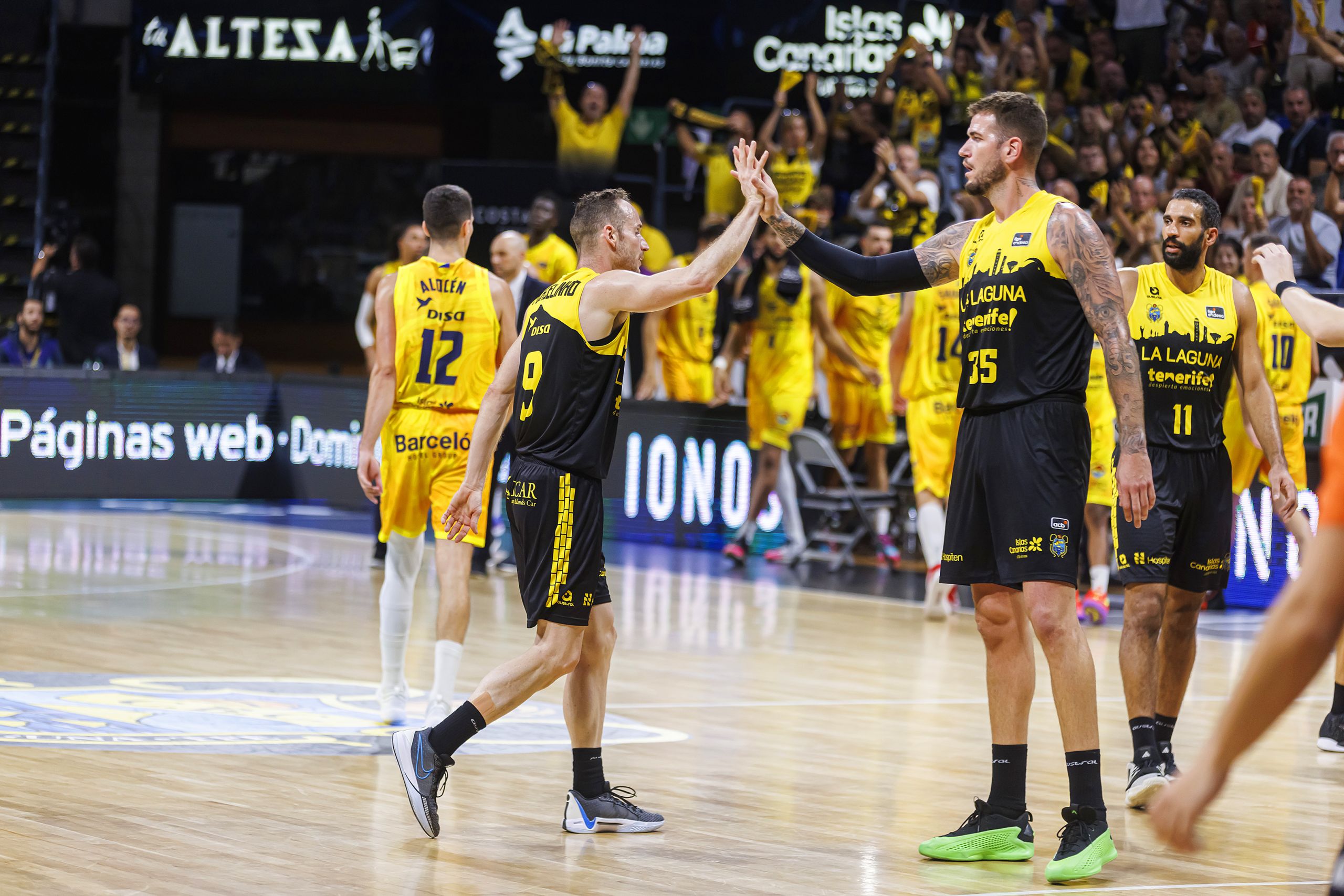 Marcelinho Huertas y Fran Guerra se felicitan en el derbi canario (ACB Media / Emilio Cobos)
