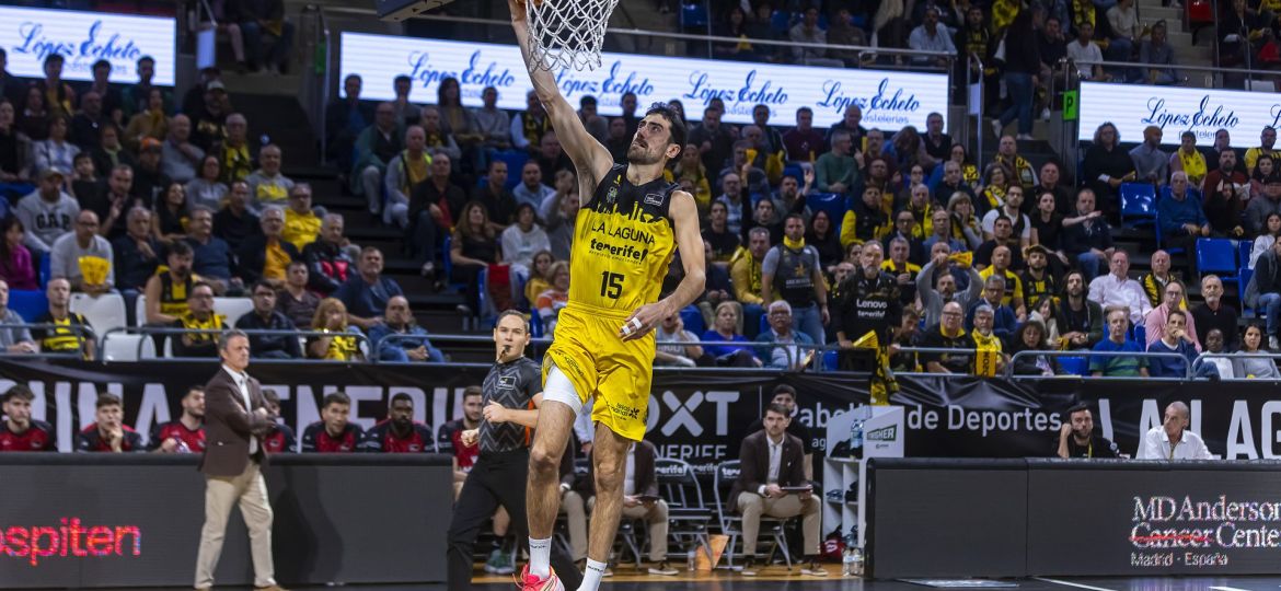 Joan Sastre haciendo una bandeja (ACB Media)