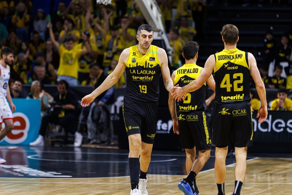 Gio Shermadini y Aaron Doornekamp chocando las manos (ACB Media)