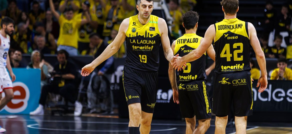 Gio Shermadini y Aaron Doornekamp chocando las manos (ACB Media)