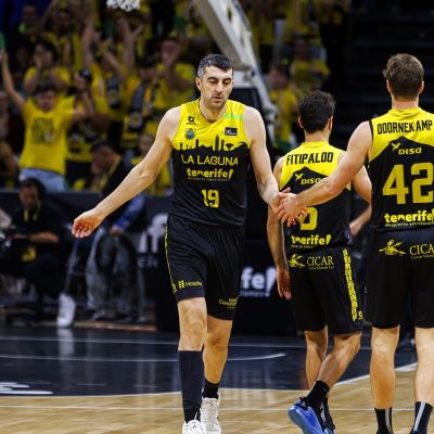 Gio Shermadini y Aaron Doornekamp chocando las manos (ACB Media)