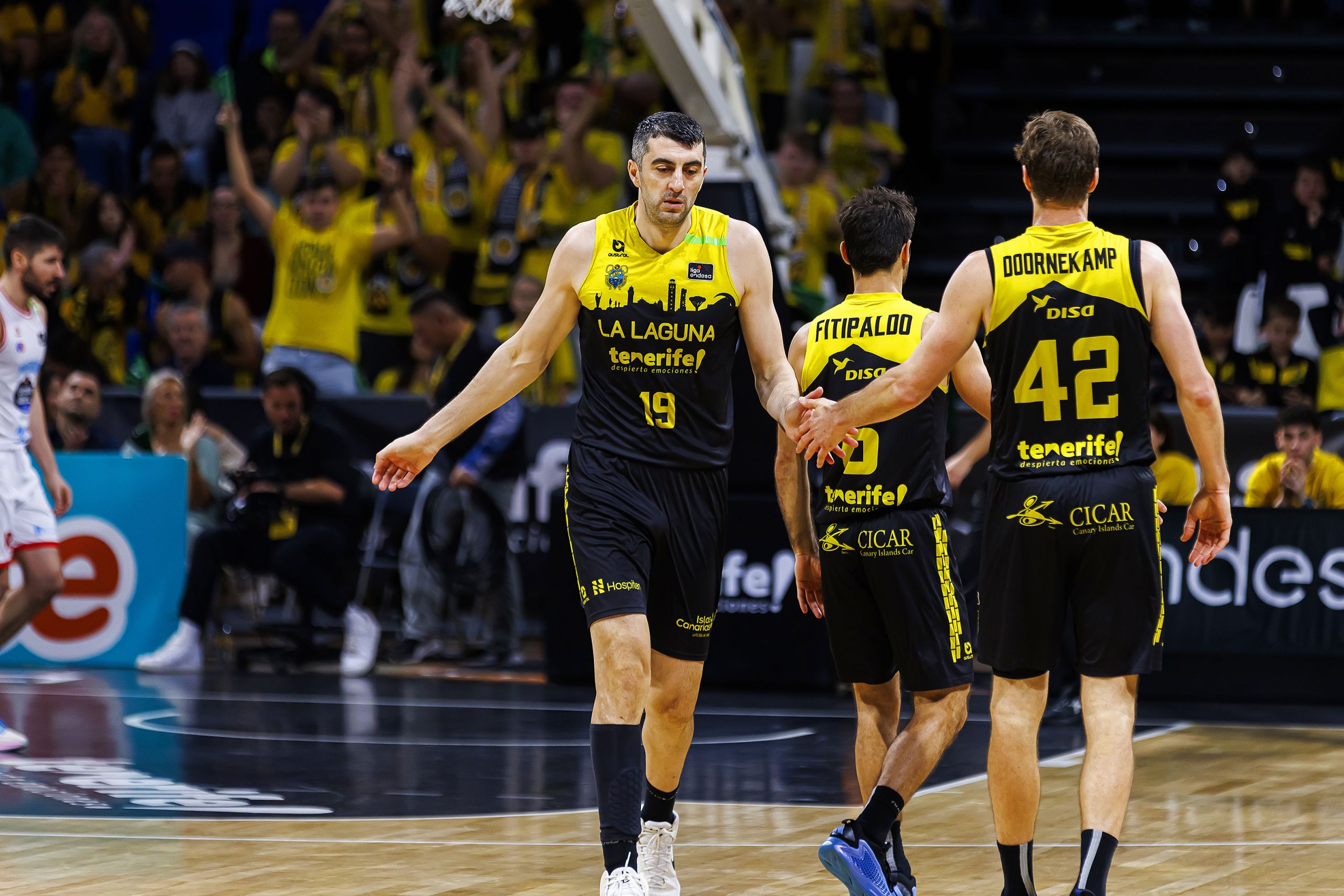 Gio Shermadini y Aaron Doornekamp chocando las manos (ACB Media)