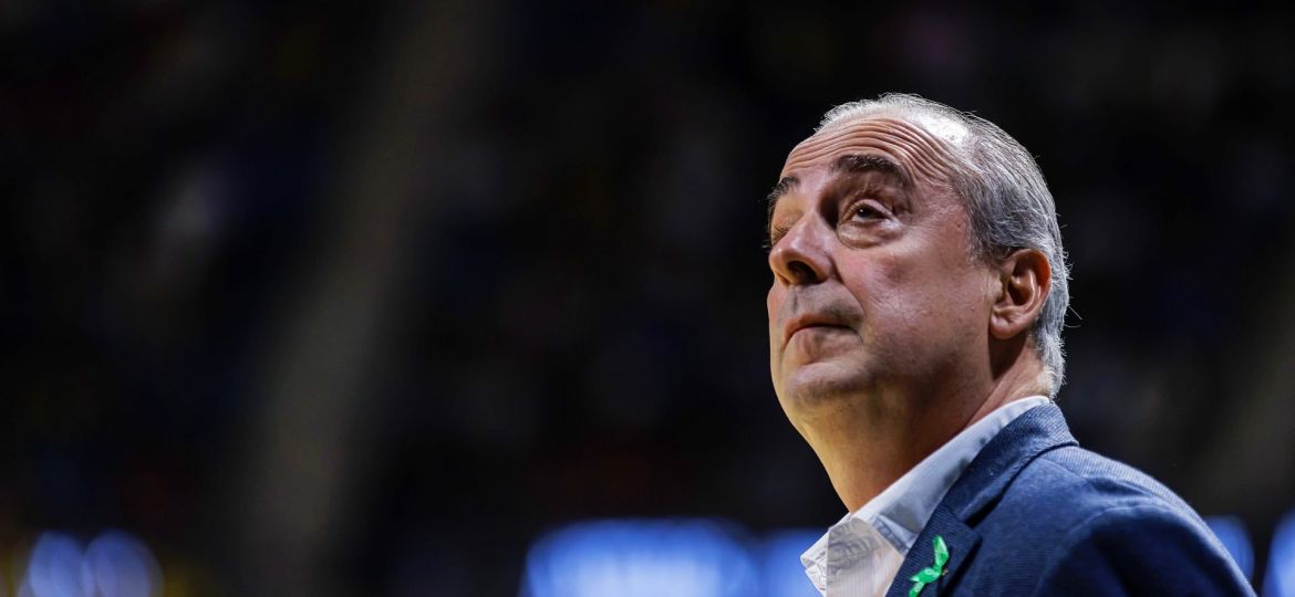 Txus Vidorreta mirando a lo alto del Santiago Martín (ACB Media / Emilio Cobos)