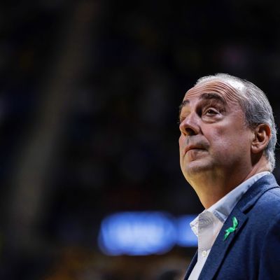 Txus Vidorreta mirando a lo alto del Santiago Martín (ACB Media / Emilio Cobos)