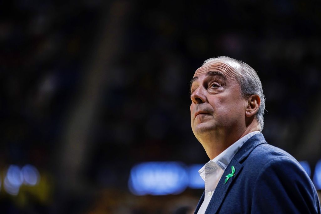 Txus Vidorreta mirando a lo alto del Santiago Martín (ACB Media / Emilio Cobos)