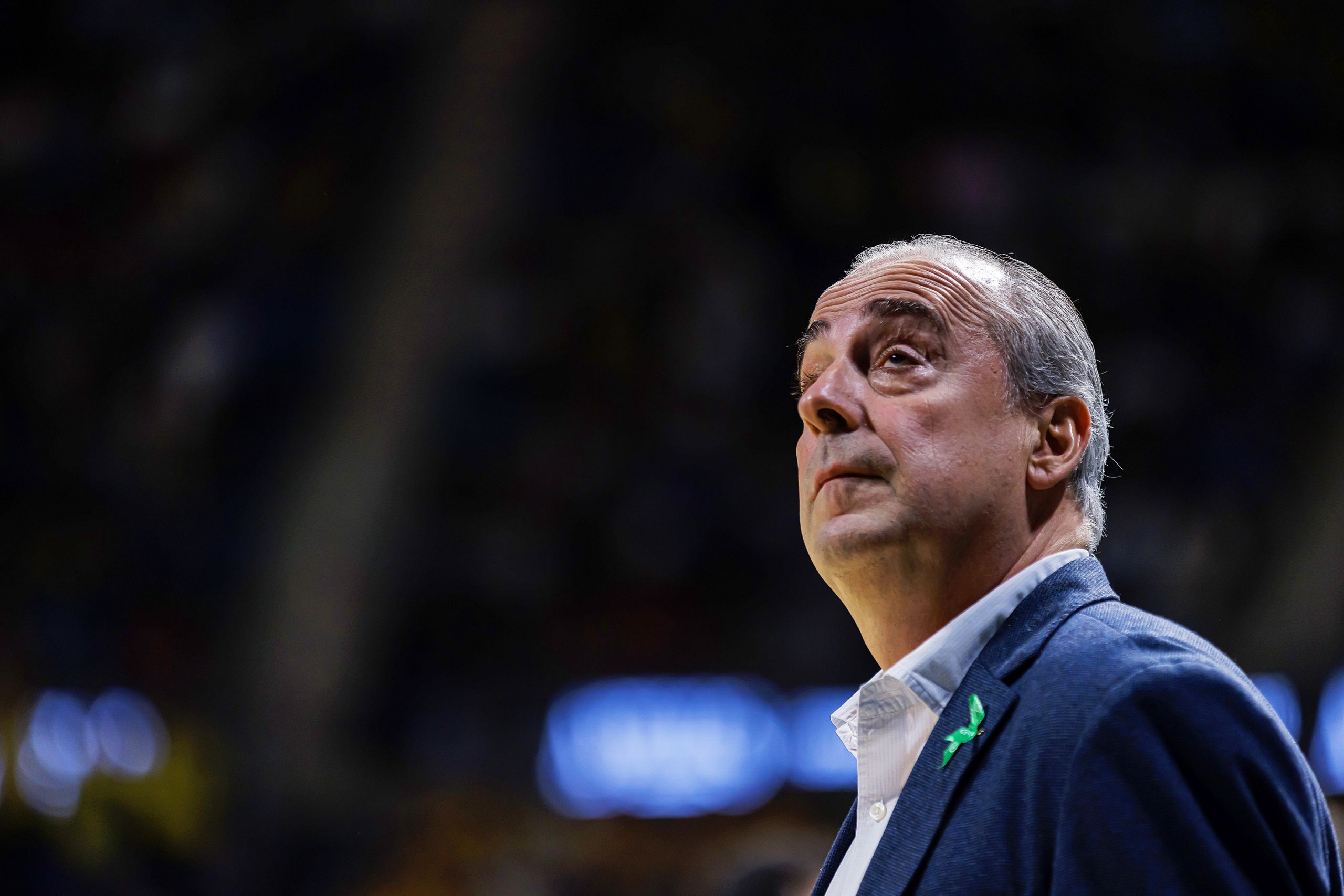 Txus Vidorreta mirando a lo alto del Santiago Martín (ACB Media / Emilio Cobos)