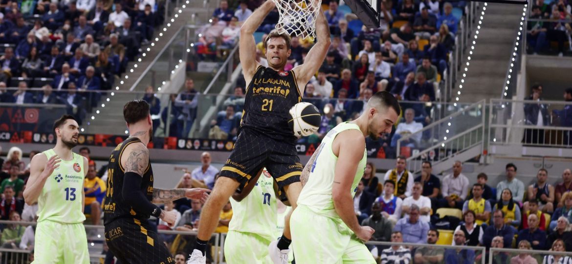 Abromaitis hace un mate en Copa del Rey ante el Barça (ACB Media / Emilio Cobos)