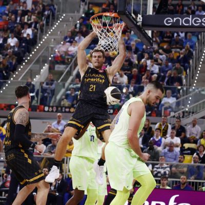 Abromaitis hace un mate en Copa del Rey ante el Barça (ACB Media / Emilio Cobos)