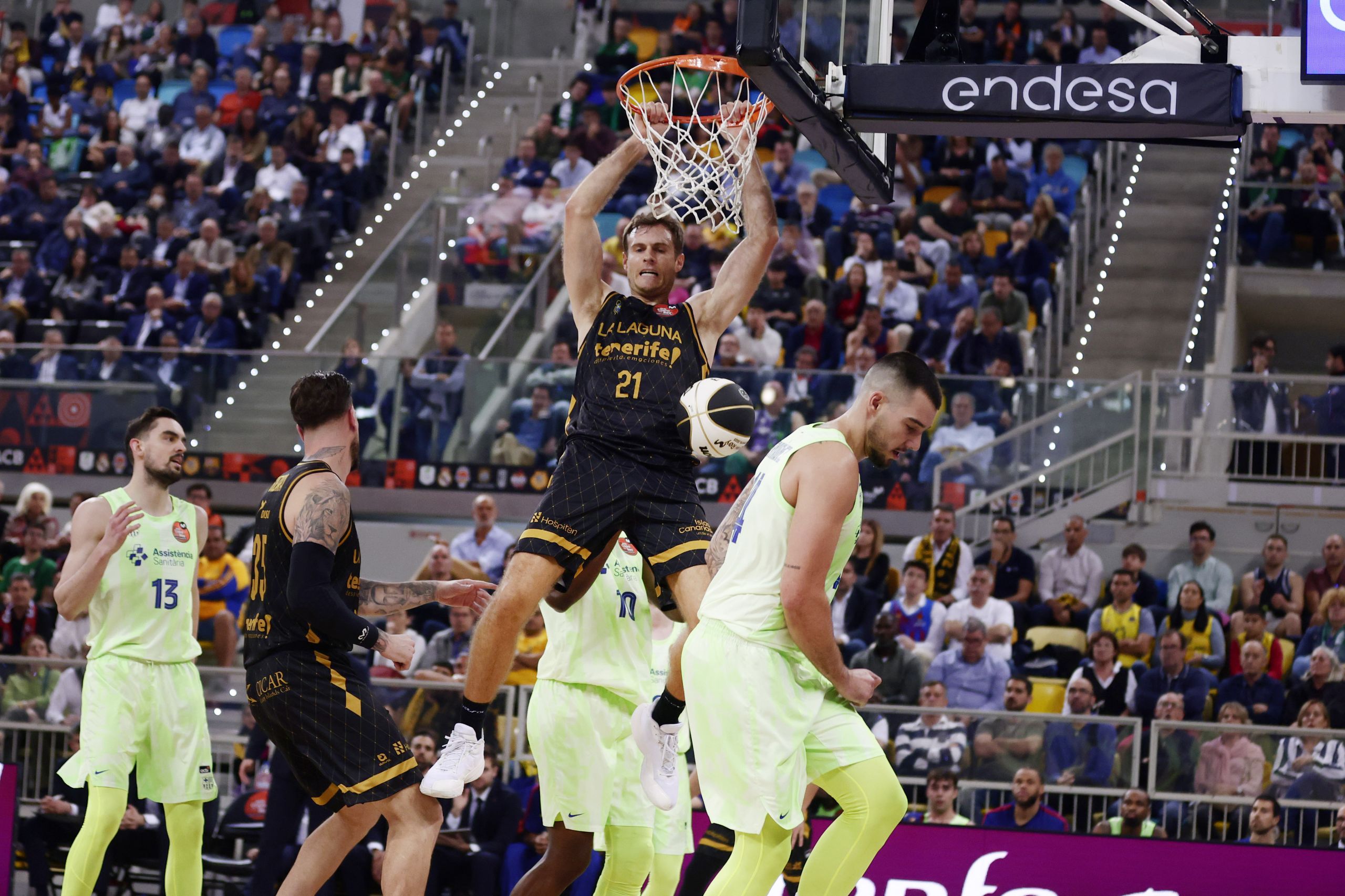 Abromaitis hace un mate en Copa del Rey ante el Barça (ACB Media / Emilio Cobos)