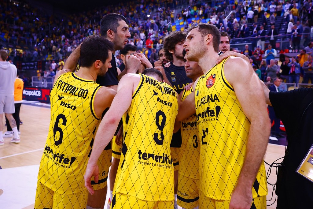 Arenga de los jugadores de La Laguna Tenerife en la Copa ACB (ACB MEDIA/EMILIO COBOS).
