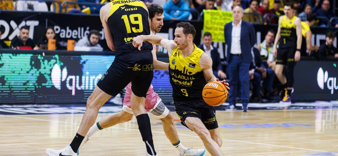 Marcelinho Huertas aprovechando un bloqueo de Gio Shermadini (ACB Media / Emilio Cobos)
