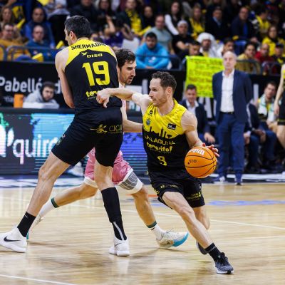 Marcelinho Huertas aprovechando un bloqueo de Gio Shermadini (ACB Media / Emilio Cobos)