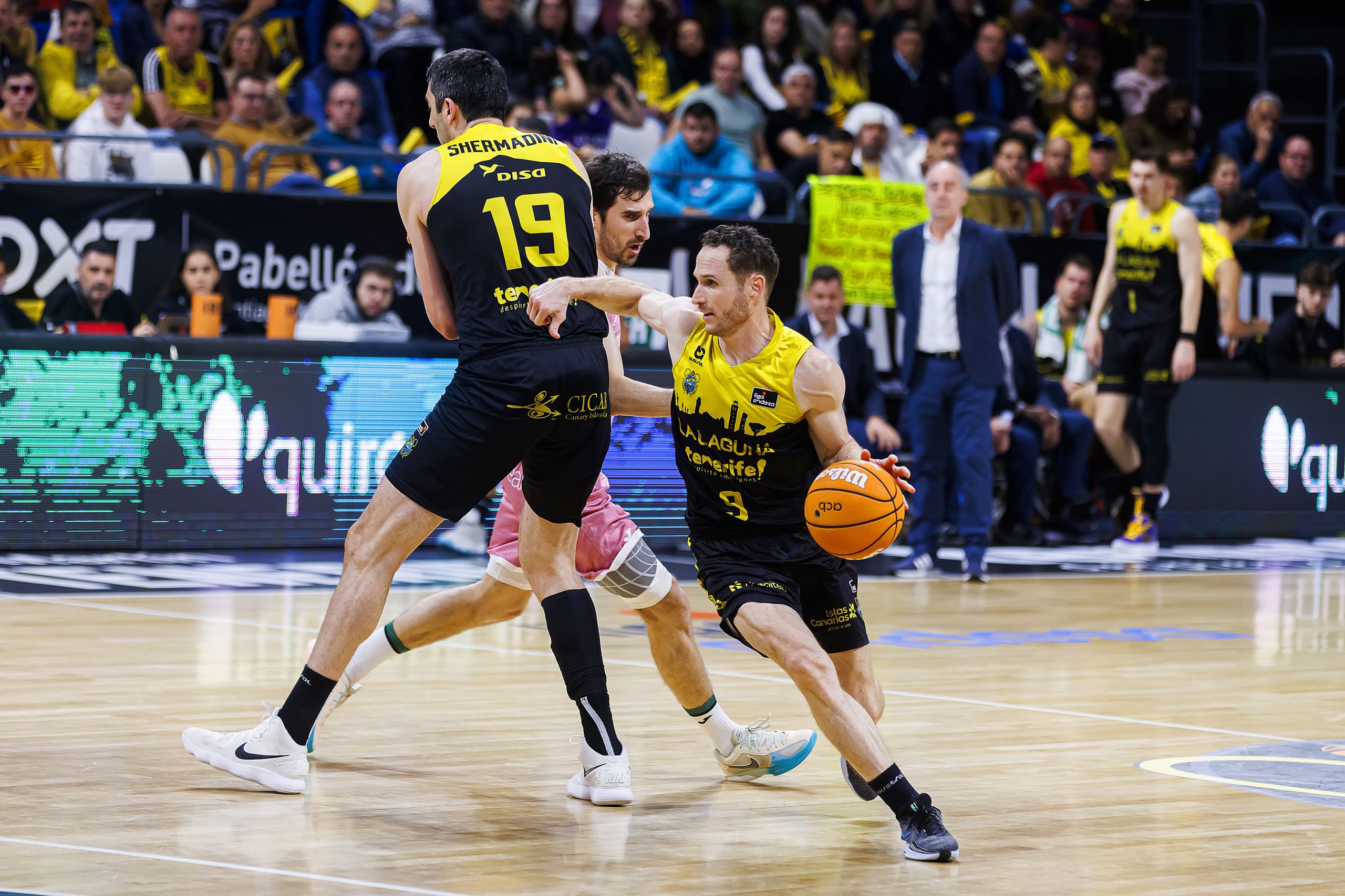Marcelinho Huertas aprovechando un bloqueo de Gio Shermadini (ACB Media / Emilio Cobos)