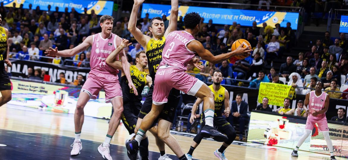 Una acción del La Laguna Tenerife- Joventut (ACB PHOTO- AMILIO COBOS)|Una acción del partido. (EMILIO COBOS - ACB PHOTO)