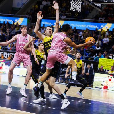 Una acción del La Laguna Tenerife- Joventut (ACB PHOTO- AMILIO COBOS)|Una acción del partido. (EMILIO COBOS - ACB PHOTO)