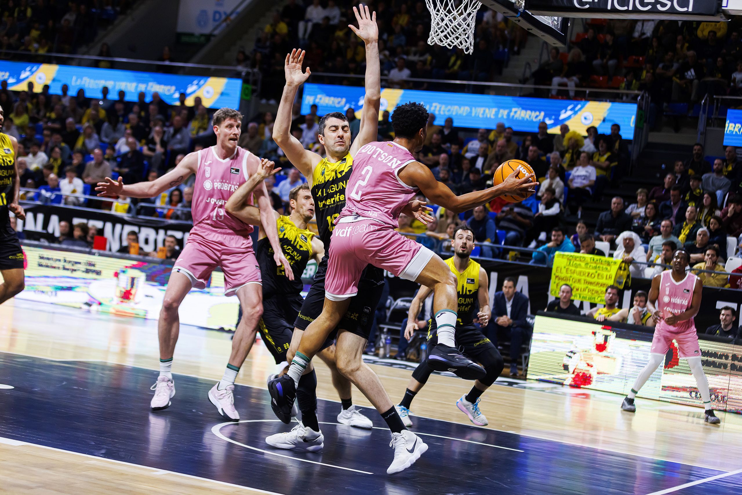 Una acción del La Laguna Tenerife- Joventut (ACB PHOTO- AMILIO COBOS)
