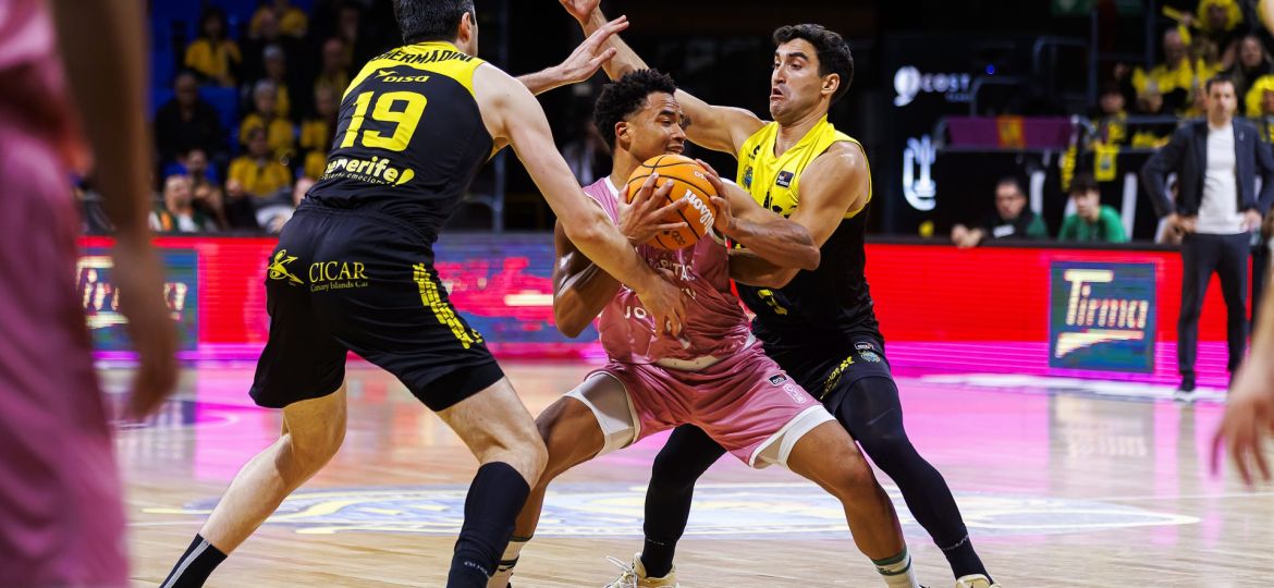 Gio Shermadini y Jaime Fernández tratan de robar un balón (ACB Media / Emilio Cobos)