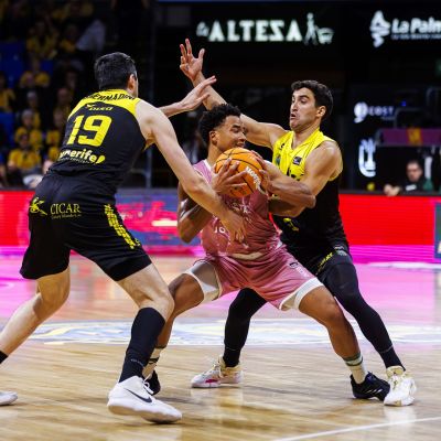 Gio Shermadini y Jaime Fernández tratan de robar un balón (ACB Media / Emilio Cobos)
