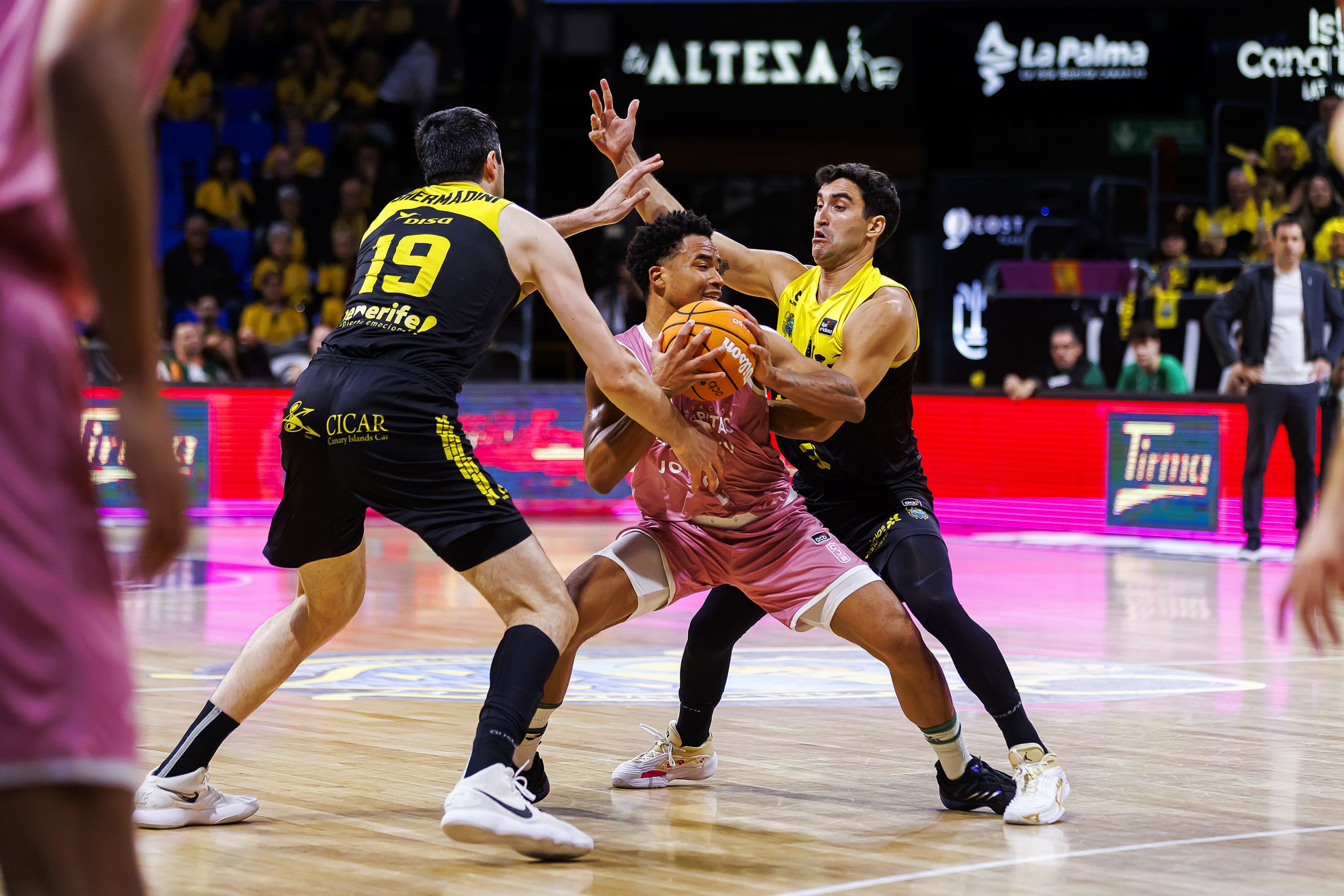Gio Shermadini y Jaime Fernández tratan de robar un balón (ACB Media / Emilio Cobos)