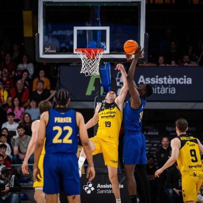 Shermadini pelea un balón durante el partido (ACB PHOTO)